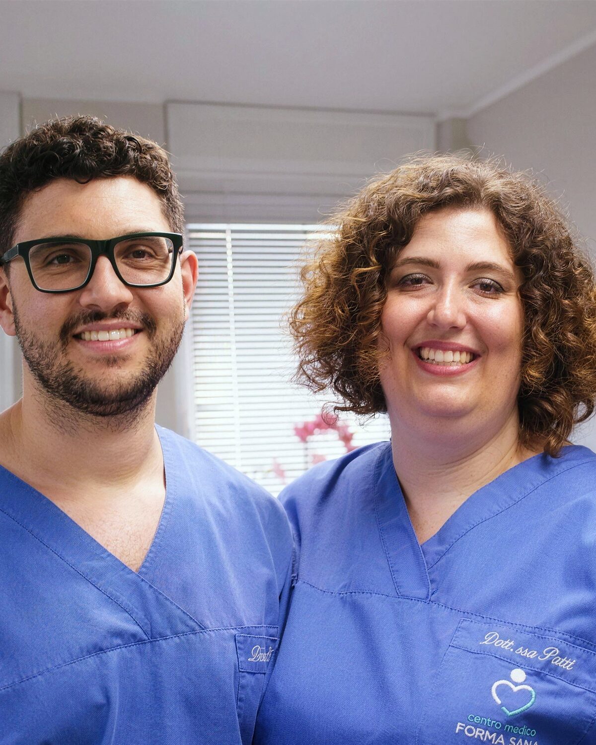 Pietro Carlomagno e Alessandra Patti, in divisa, sorridono vicini